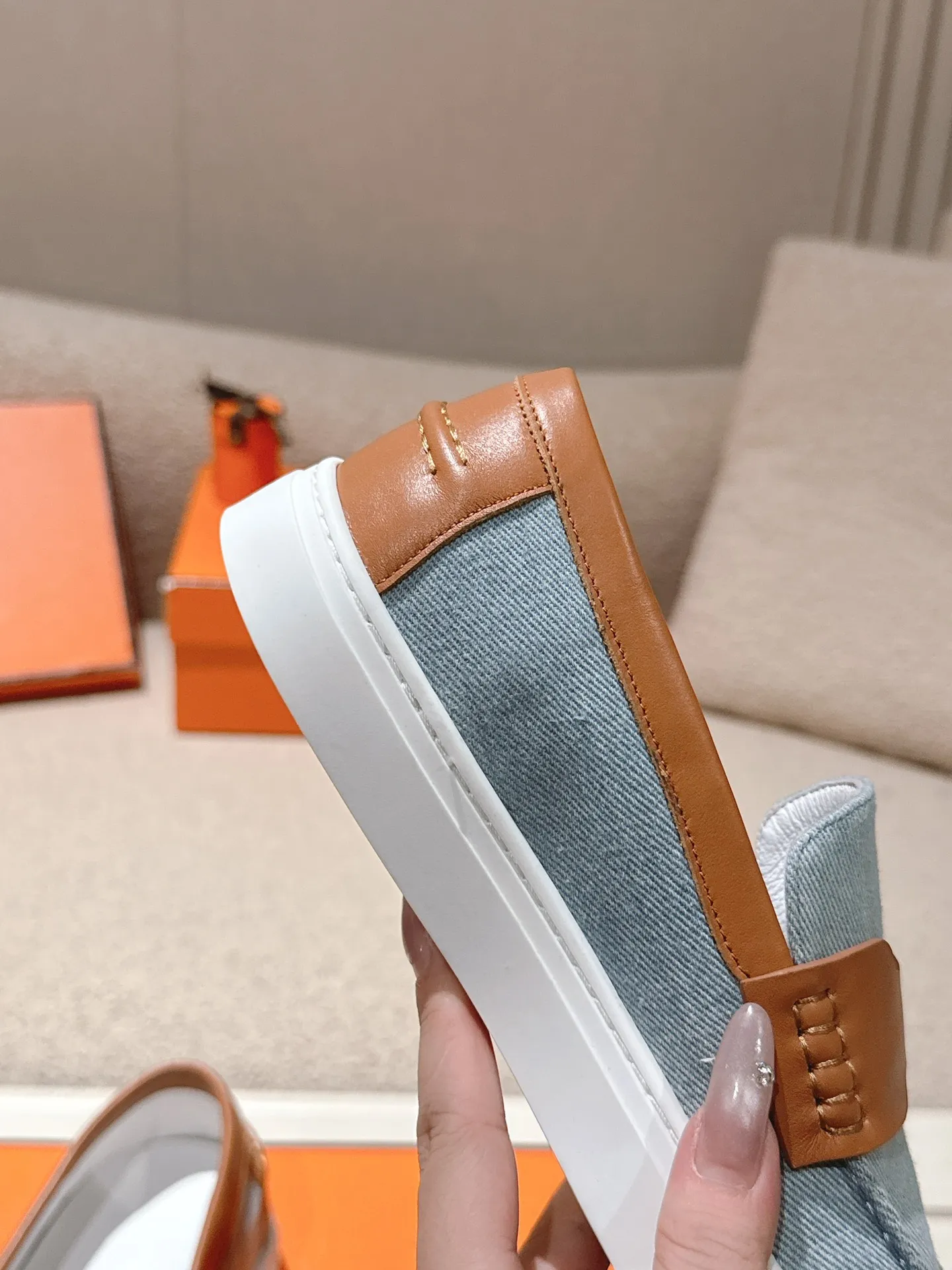 Men's men's shoes P620! Hermes# Thick Sole Couple Loafers These lace-up free sneakers in calfskin and washed denim feature signature "H" details. The design is simple and smooth, creating a fashionable urban look. It is comfortable and versatile. H family classics are not outdated, and the delivery counter is beautifully packaged🛍📦 Fabric: Original customized washed denim/first-layer cowhide Lining: Imported soft sheepskin Sole: Original open-molded anti-slip TPU material Size: 35-45